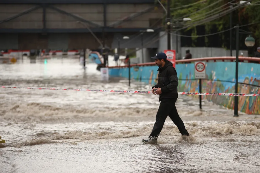 Severe hailstorm hits Santiago, triggers red alert