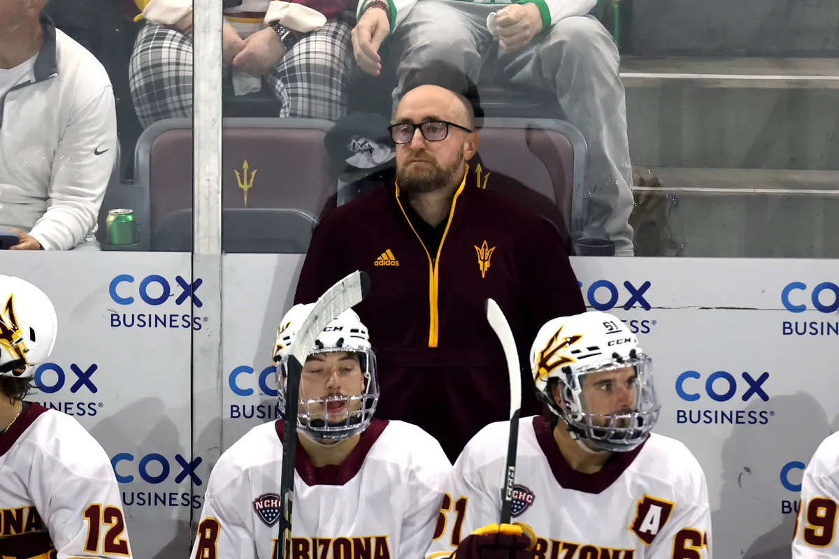 ASU hokey oyuncuları antrenman sonrası komaya giren arkadaşı için teknik direktörün görevden alınmasını istedi
