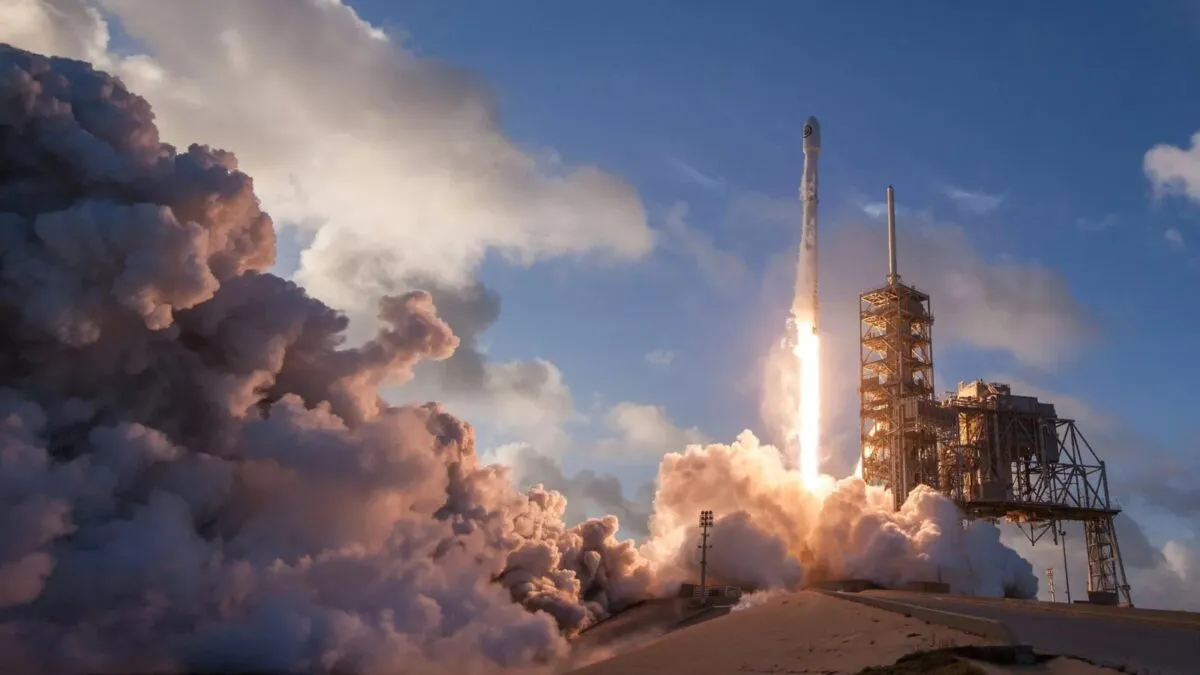 Musk Forecasts Neocloud Collapse While SpaceX Secures $40 Billion Debt