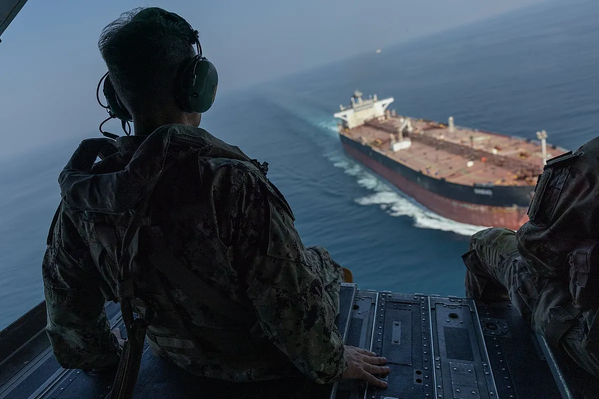 Hormuz Boğazı'nda tankar saldırısı, İran kapatma ilan etti, ABD mine temizlendiğini söylüyor