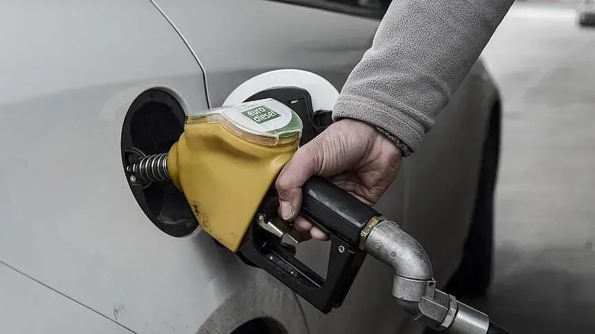 Akaryakıtta peş peşe indirim ve zam: motorine 2,55 TL artış